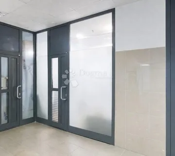 EXLUZIVNO!! TRŽNICA KVATRIĆ – POKRETNE STUBE, TOP POZICIJA! - cover