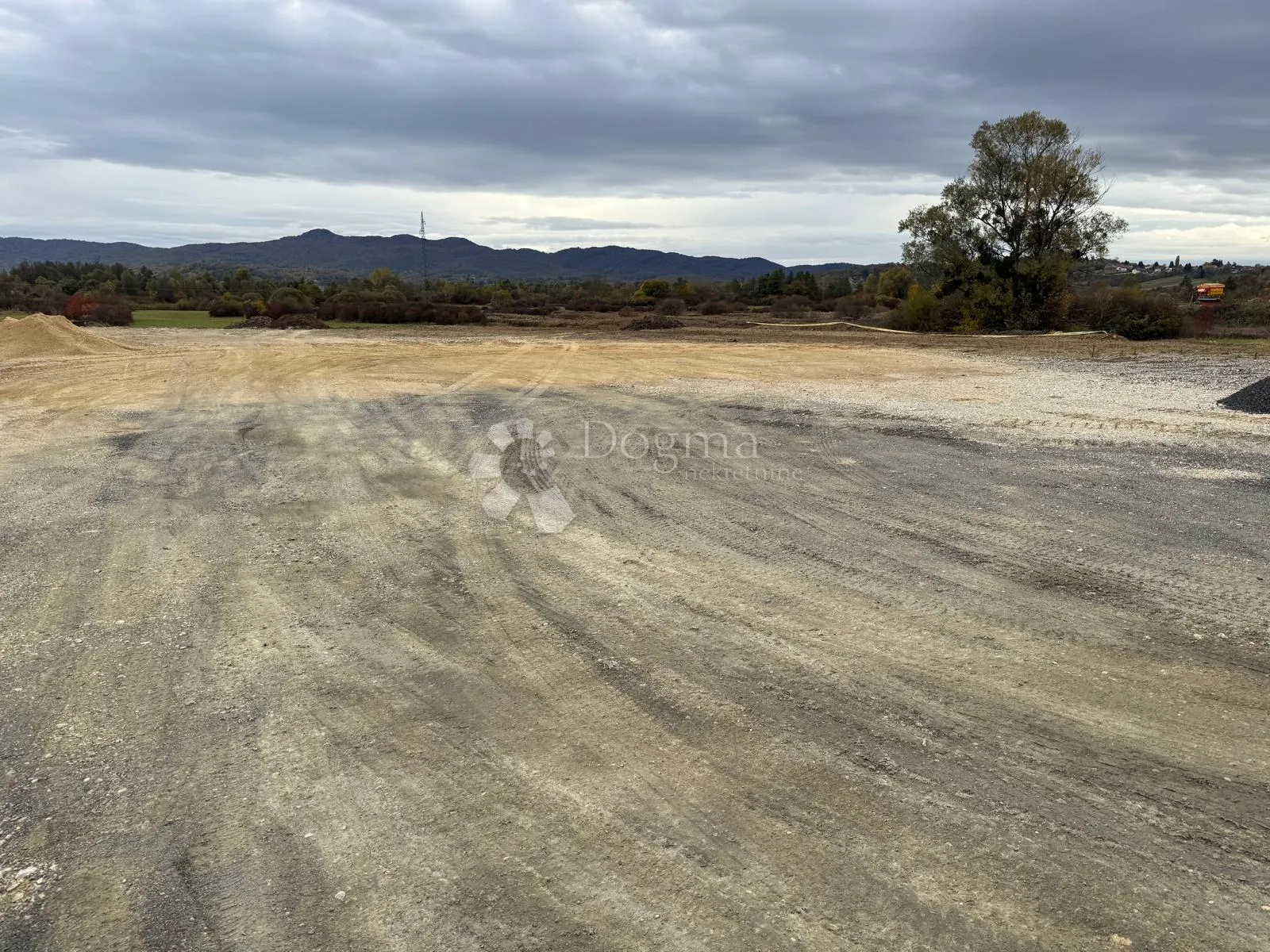 GRAĐEVINSKO ZEMLJIŠTE - ODLIČNA PRILIKA - cover