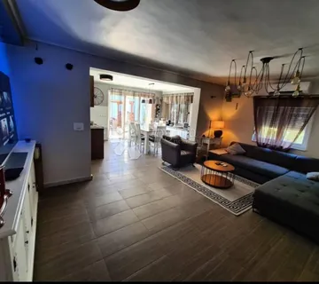 PREKRASNA KUĆA U ZADRU - cover