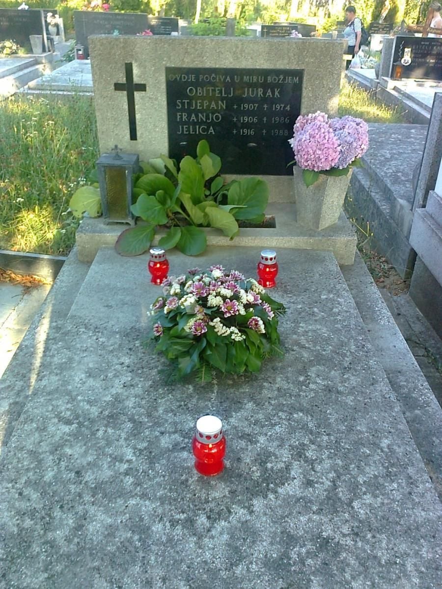 PRODAJE SE OBITELJSKA GROBNICA - GROBLJE MIROŠEVEC - cover