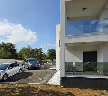 Samostojeća nova vila s dva zasebna stana - novogradnja  - cover