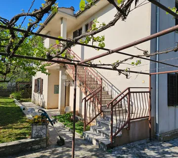 POREČ - Kuća sa dva stana i studio apartmanom - cover