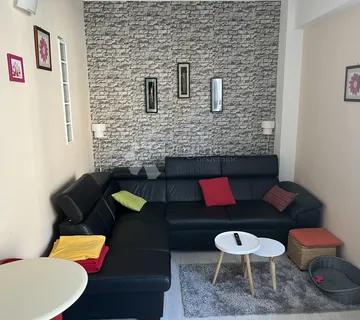 Stan s uključenim režijama s pogledom na trg Bana Josipa Jelačića - cover