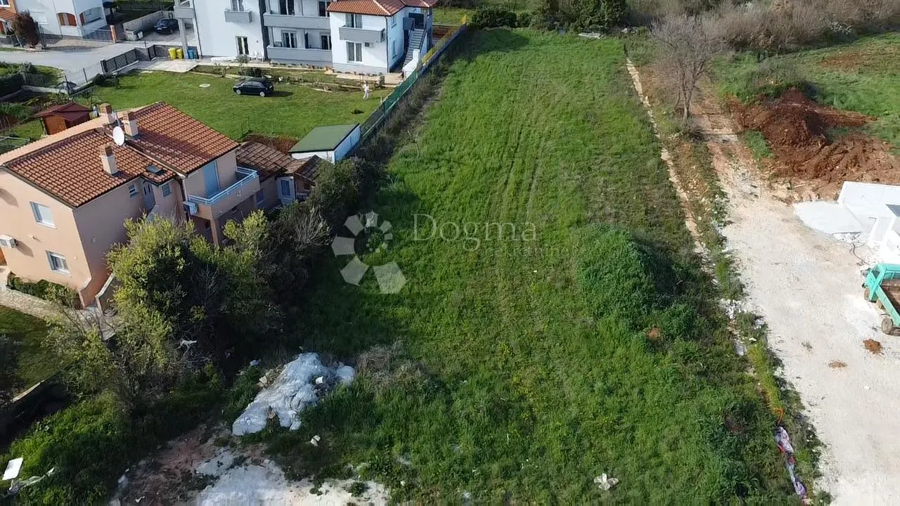 Veliko građevinsko zemljište - prilika za investitore! - cover