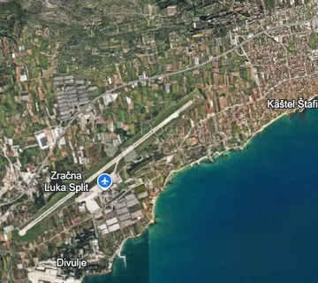 Prilika za investitore! Građevinsko zemljište uz Magistralu u Kaštel Štafiliću, 8400m2 - cover