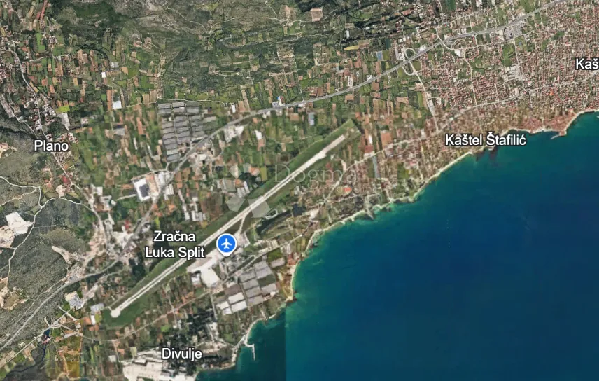 Prilika za investitore! Građevinsko zemljište uz Magistralu u Kaštel Štafiliću, 8400m2 - cover