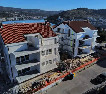 ROGOZNICA- STAN NA DRUGOM KATU S PREDIVNIM POGLEDOM s5 - cover