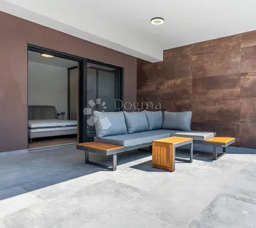 Luksuz blizu mora - cover