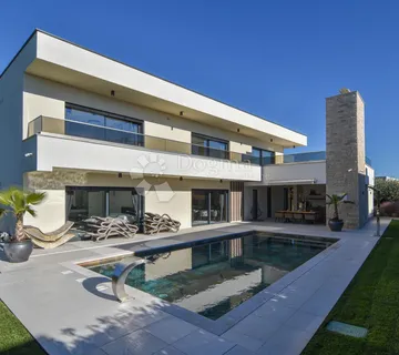 Poreč - ekskluzivna vila s 4 spavaće sobe 1 km do mora! - cover