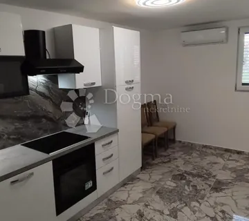 Ekskluzivno! Novouređen stan u centru Solina – odmah useljiv! - cover