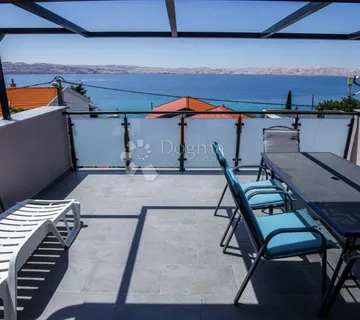 KUĆA S TRI APARTMANA UZ MORE - cover