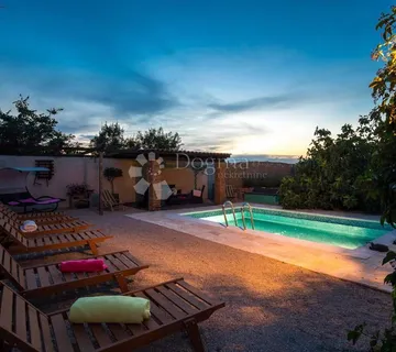 Kamena vila s bazenom - cover