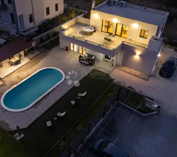 VILLA SA BAZENOM - cover