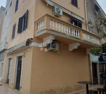 Kuća na rivi s poslovnim prostorom - cover