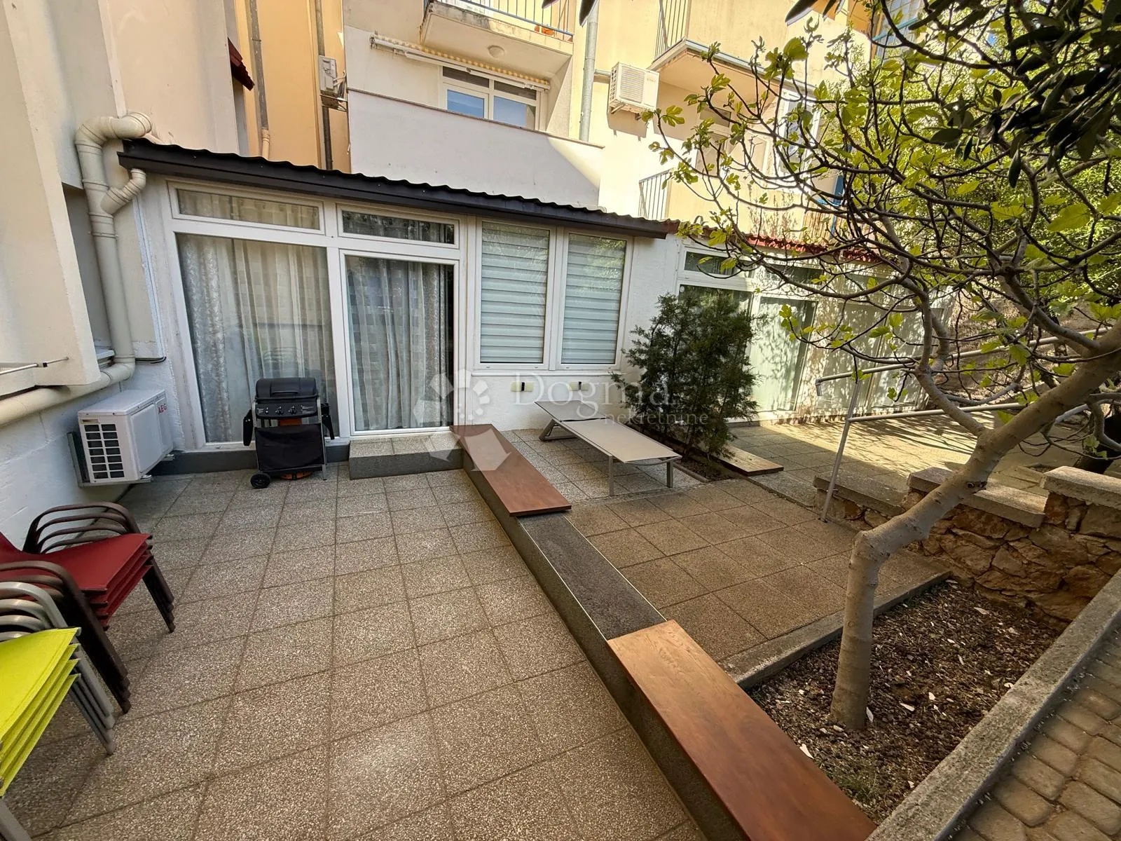 APARTMAN U PRIZEMLJU S VELIKOM TERASOM - cover