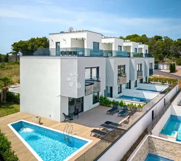 TROGIR/ČIOVO - PREDIVNA VILLA S BAZENOM I POGLEDOM - cover