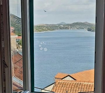Lijepa kamena kuća s pogledom na Šibenski zaljev - cover