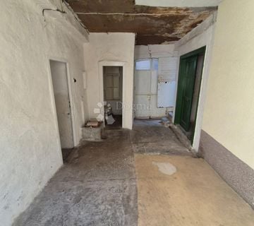 Posebna kamena kuća za adaptaciju na odličnoj lokaciji 50 metara do mora - cover