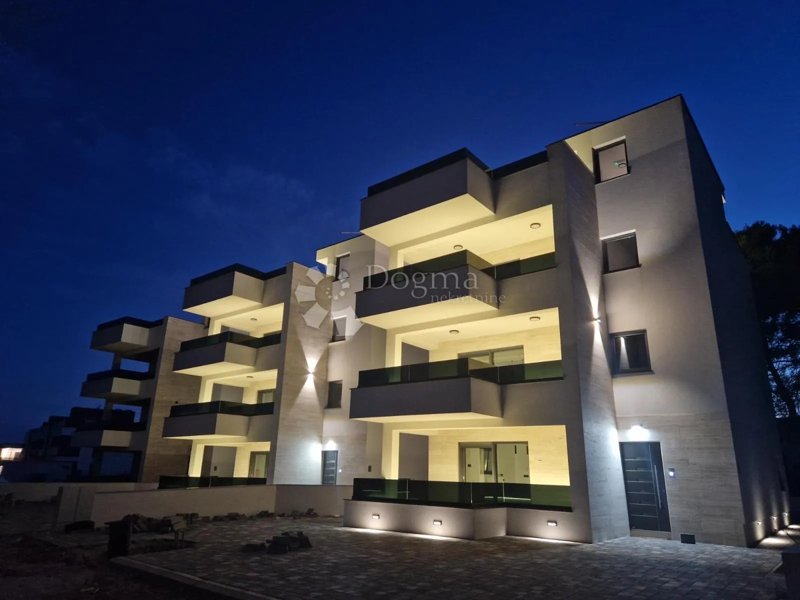 VIR LUKSUZNI APARTMAN CENTAR PLAŽA JADRO ZGRADA A PRIZEMLJE - cover