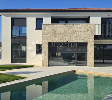 Luksuzna vila s bazenom u Istri – mir, dizajn i vrhunska kvaliteta, 10 km od mora (Vrsar) - cover