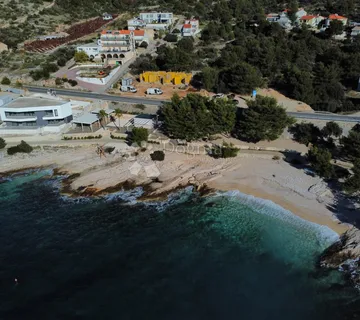 PRIMOŠTEN- PRIZEMLJE PRVI RED DO MORA - cover