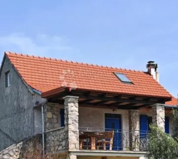 Stan u kamenoj kući sa dvorištem - cover