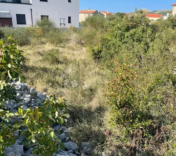 ODLIČNA PRILIKA: ZEMLJIŠTE U VODICAMA 725 M², 800 M OD MORA - cover