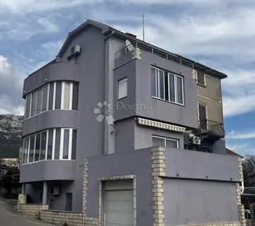PRODAJE SE – PROSTRANA VIŠEKATNA KUĆA OD GOTOVO 300 m² S GARAŽOM I POGLEDOM NA MORE, SAMO 200 m OD MORA – KAŠTELA - cover