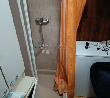 Kuća u prirodi nedaleko javnog prijevoza - cover