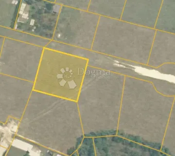 Poljoprivredno zemljiste u mirnom selu kraj Pule sa predanim zahtjevom o prenamjeni - cover