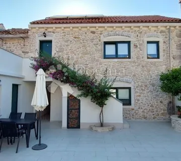 Kamena kuća u Privlaci- izvrsna inevsticija! - cover