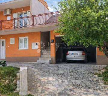 Kuća sa dva stana i garažom, Žrnovnica - cover