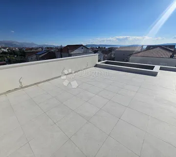 Trosoban stan u novogradnji s krovnom terasom u Kaštel Lukšiću! - cover