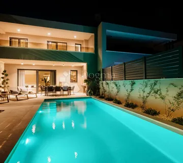 PREKRASNA VILA 800 M OD MORA! - cover