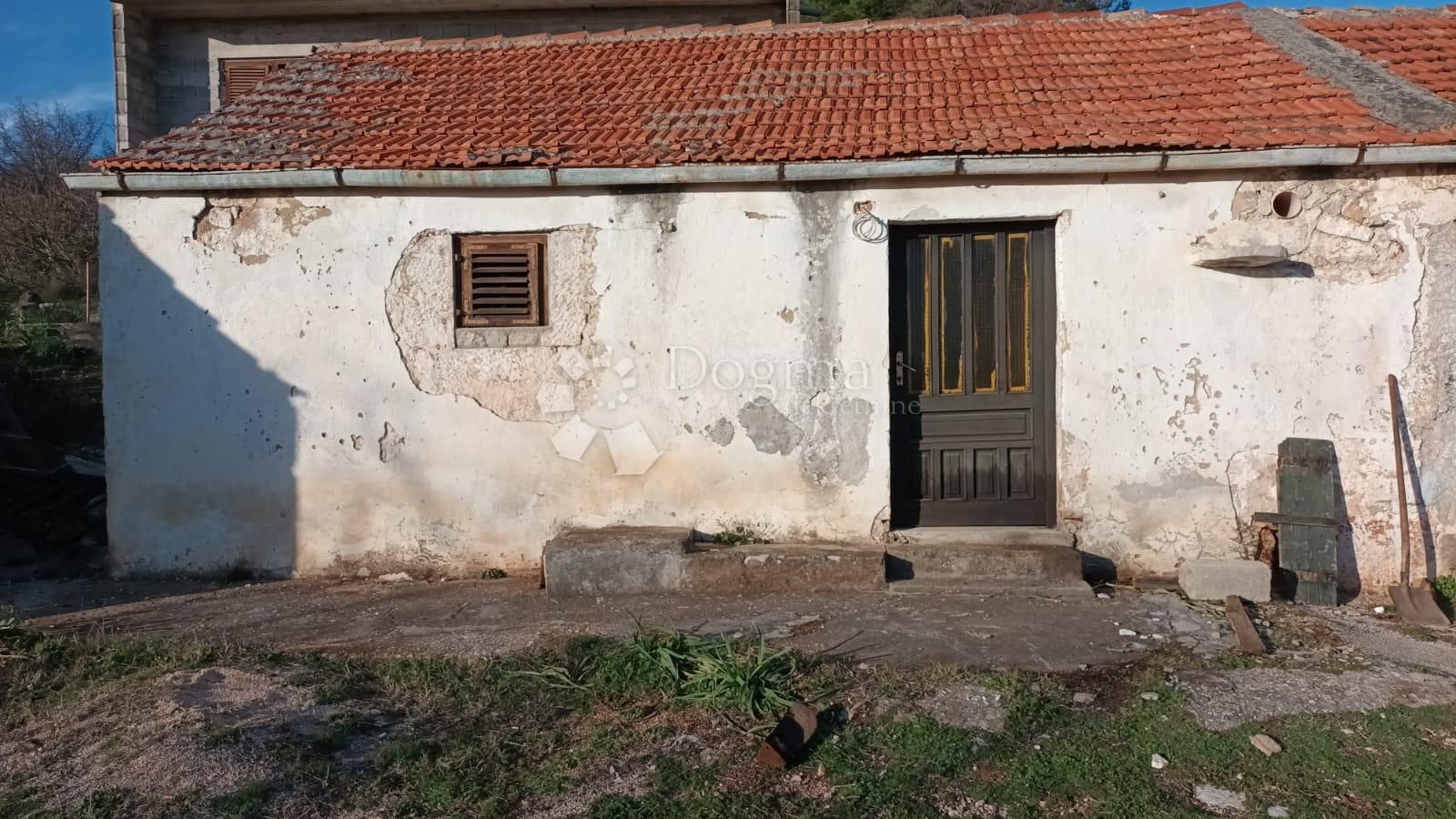 Imanje sa kućom i pomoćnim objektom - cover