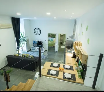 RIJEKA, CENTAR -Stan u centru za investiciju , par koraka do Korza . - cover