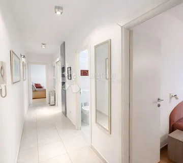 Prozračan stan s terasom na odličnoj lokaciji - cover