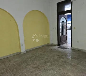 Iznajmljujemo P.P u neposrednoj blizini centra grada - cover