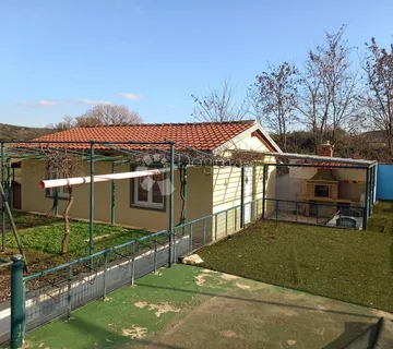 Mir i Prostor u Predgrađu Rovinja – Dvije Kuće s Bazenom - cover