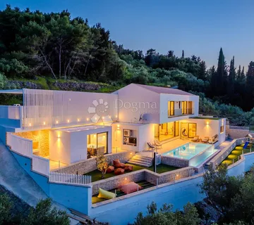 LUKSUZNA VILA SA PANORAMSKIM POGLEDOM - cover