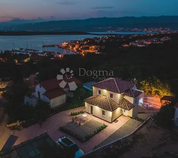 PREKRASNA VILLA SA UNUTARNJIM BAZENOM - cover