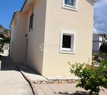 DVA OBJEKTA S BAZENOM U BLIZINI MORA - cover