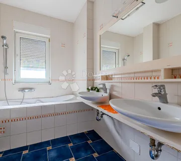 Vila na Vrhovcu, 2 parkinga, Vrt - cover