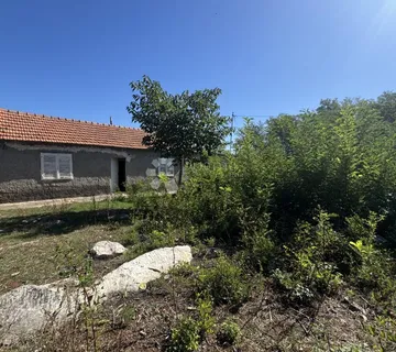 Samostojeća prizemnica + pomoćna građevina + velika okućnica u zaleđu mjesta Sv. Filip i Jakov - cover