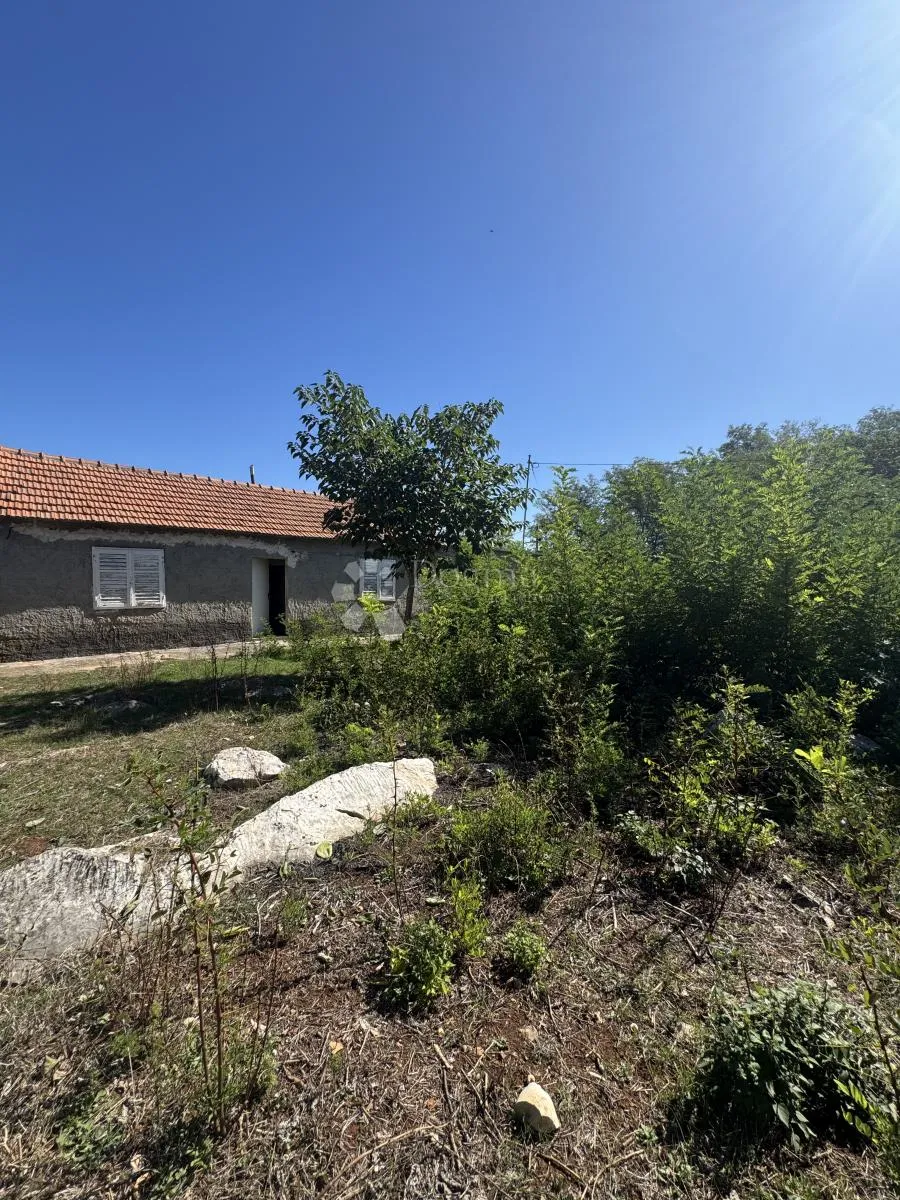 Samostojeća prizemnica + pomoćna građevina + velika okućnica u zaleđu mjesta Sv. Filip i Jakov - cover