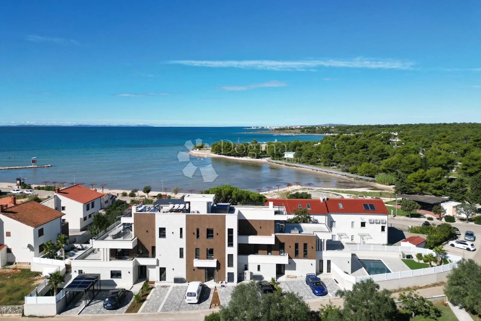 Dvoetažna rezidencija s krovnom terasom i jacuzzijem - cover