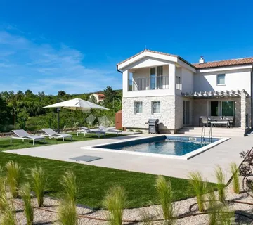 SAMO  U PONUDI NAŠE AGENCIJE! VILLA S BAZENOM 1,5 KM OD MORA - cover