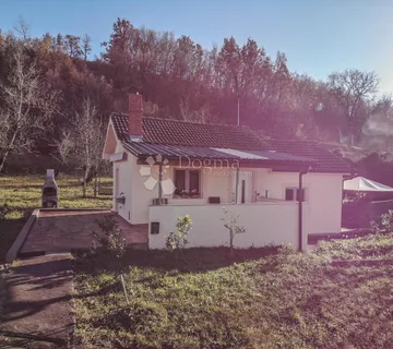 Renovirana namještena prizemnica s prostranom okućnicom - cover