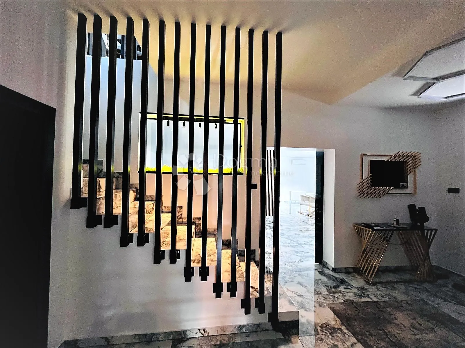 URBANA VILA SA HALOM - cover