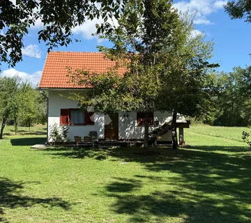 KUĆA S UREĐENIM DVORIŠTEM 2100M2 , 70% IZGRADIVOSTI - cover